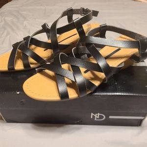 New Direction womens sandals black size 8